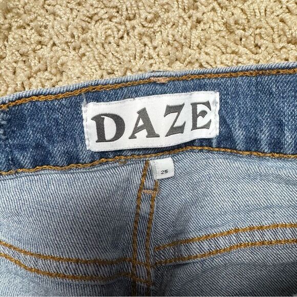 Daze Straight Leg  Distressed Ankle Jeans size 25 - Picture 3 of 8